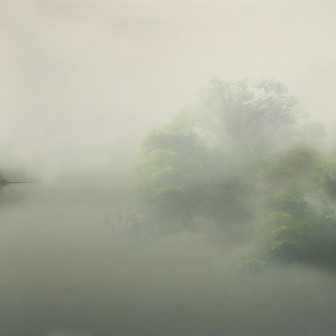 Tapet cu peisaj cețos cu lac și pădure