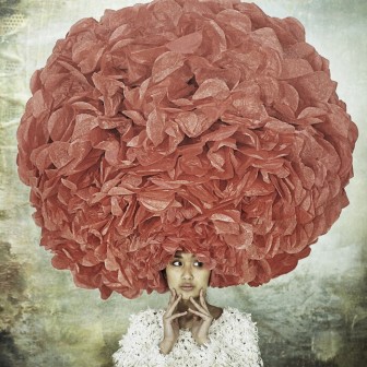 Bad Hair Day Photowall, un wallpaper minimalist cu o femeie cu o coafură extravagantă din flori