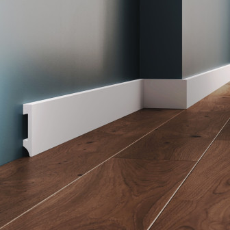 Plintă decorativă albă din polimer rigid la baza peretelui