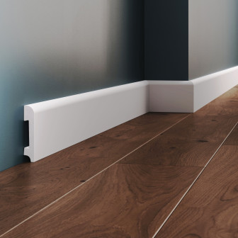 Plintă decorativă albă din polimer rigid la baza peretelui și a podelei