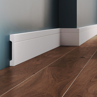 Plinta decorativă din polimer rigid alba, montată la baza unui perete albastru